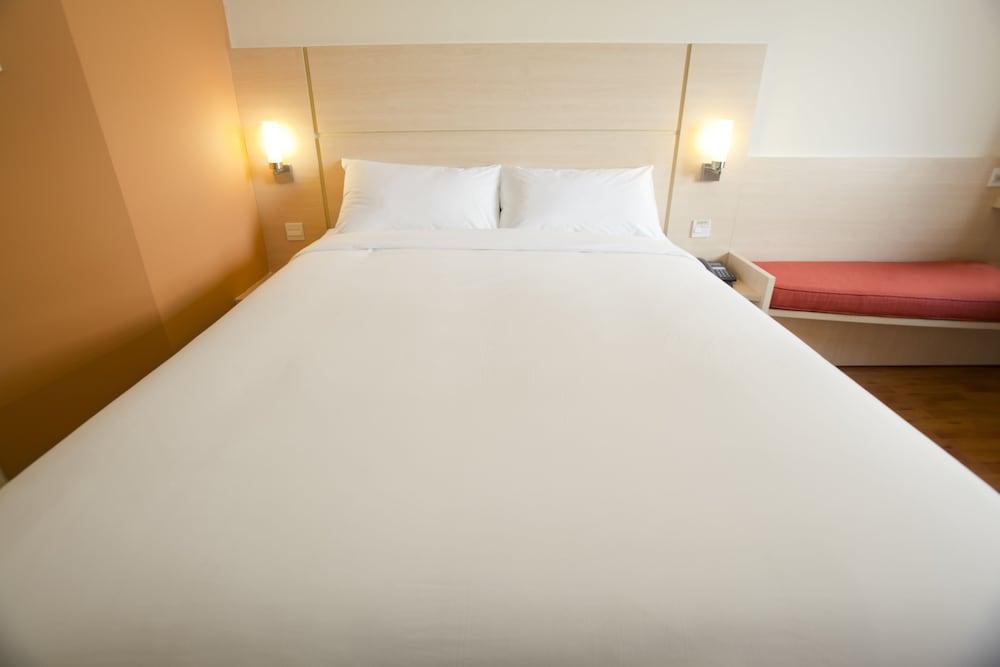 Ibis Saigon South Hotel Ho Chi Minh City Exterior photo